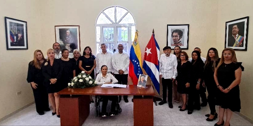 Abren en la Embajada de Venezuela en Cuba libro de condolencias por partida física de la ministra Tibisay Lucena