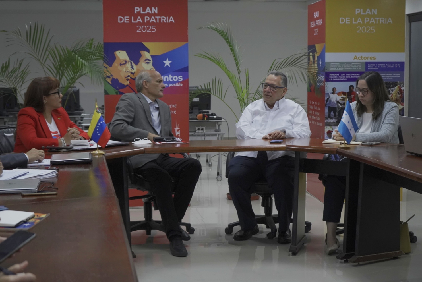 Autoridades de Planificación de Venezuela y Honduras sostienen encuentro en Caracas