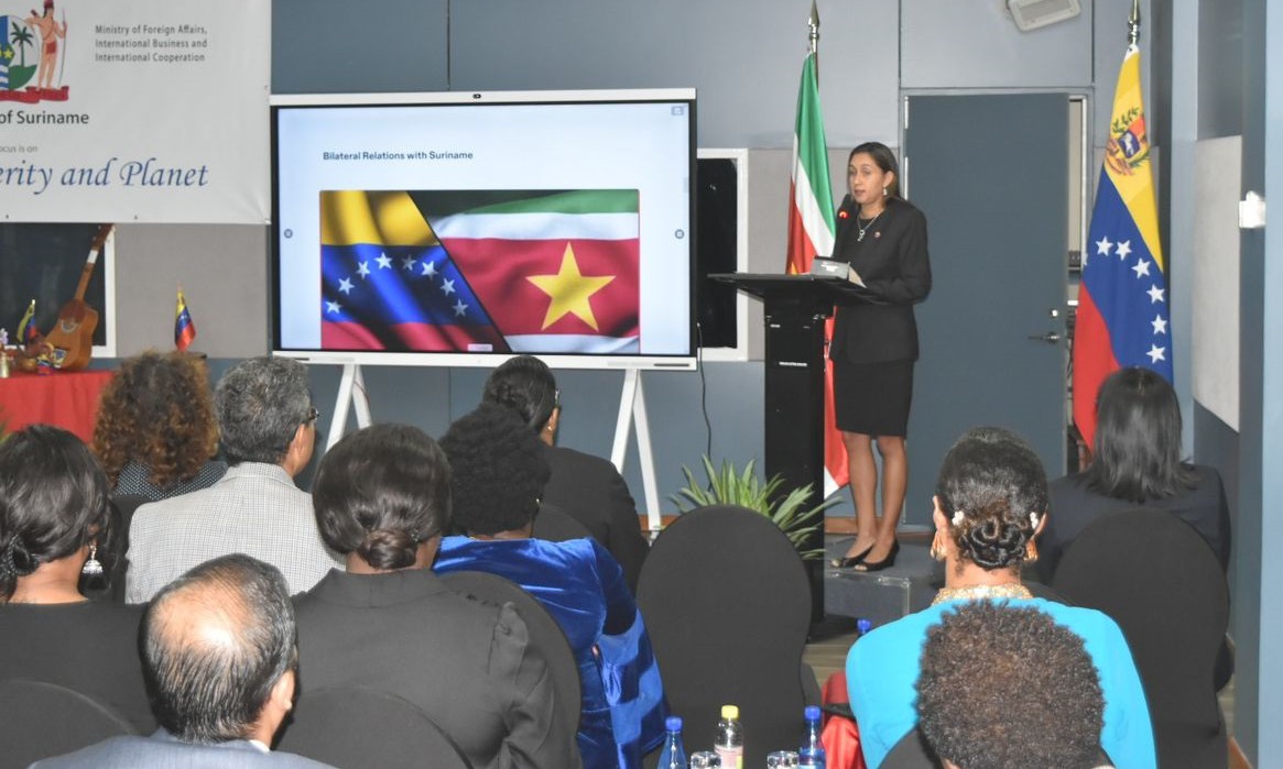 Conferencia sobre Política Exterior de Venezuela dictan en el Instituto Diplomático de Suriname