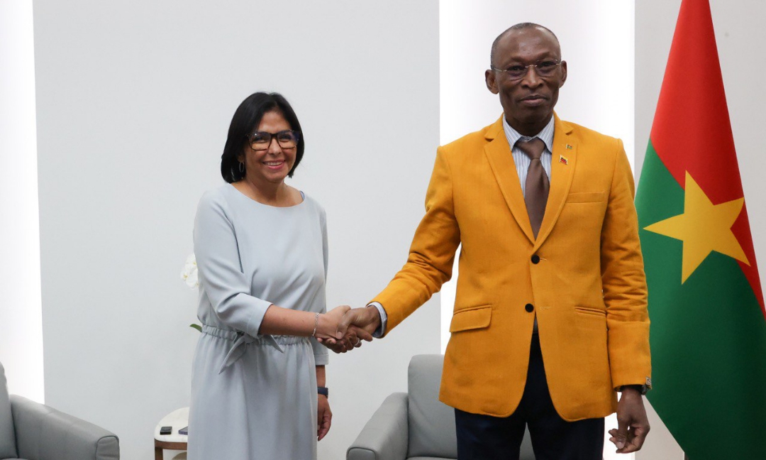 Vicepresidenta Rodríguez sostuvo reunión bilateral con el Primer Ministro de la República de Burkina Faso