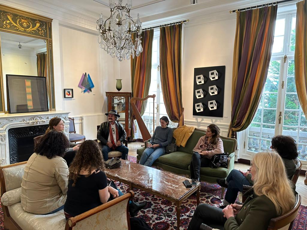 Carlos Azpúrua participa en encuentro con cineastas latinoamericanos y franceses en Embajada de Venezuela en París