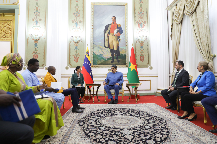 Presidente Maduro recibe al Primer Ministro de Burkina Faso en Miraflores