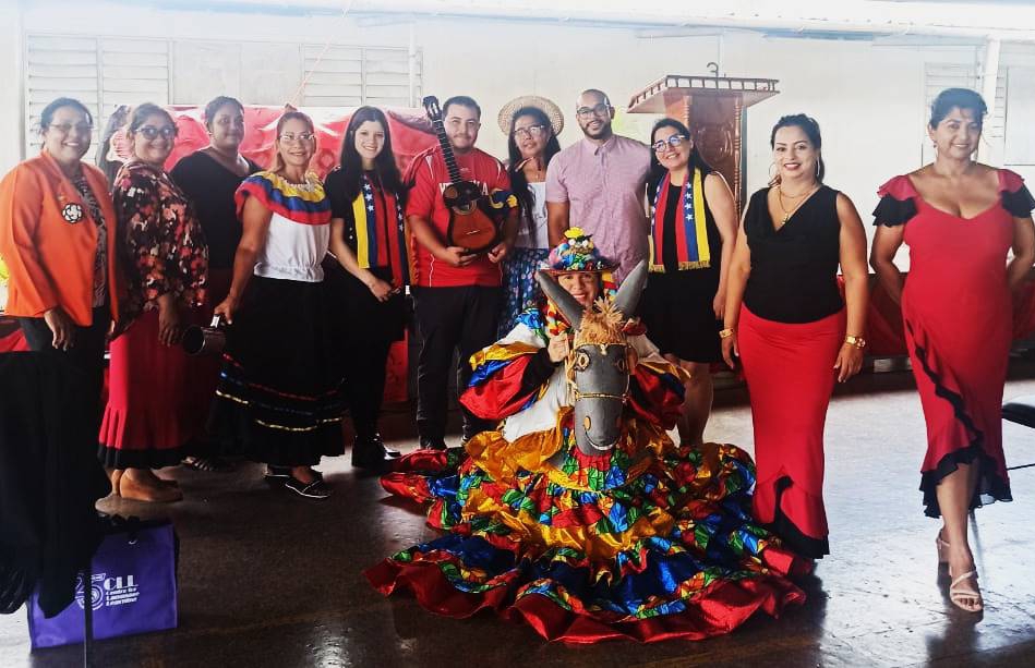 Estudiantes de Trinidad y Tobago aprenden sobre Venezuela en la celebración del Día del Idioma Español