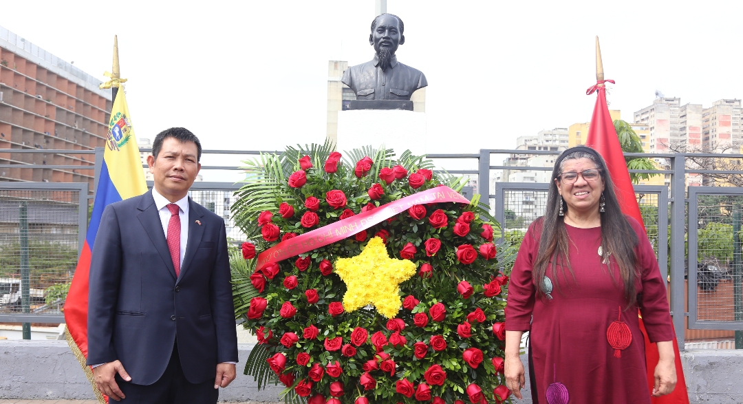 Embajador vietnamita rinde honores ante busto de Ho Chi Minh en Caracas