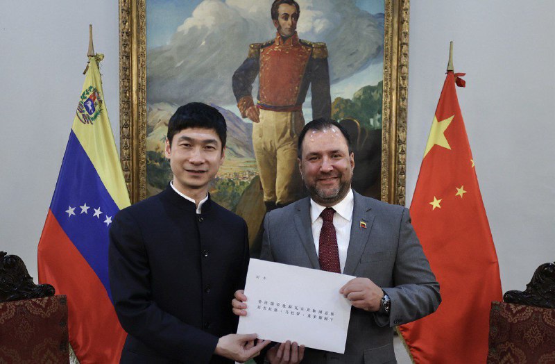 Canciller Yván Gil recibe Copias de Estilo del nuevo embajador de China Lan Hu