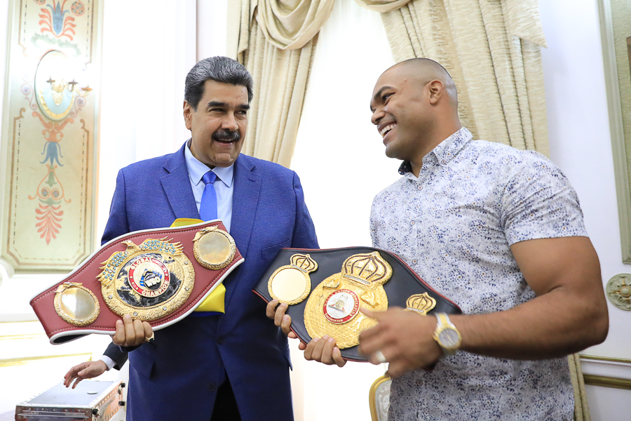 Presidente Maduro recibió cinturón de Campeón Mundial Honorífico de la AMB