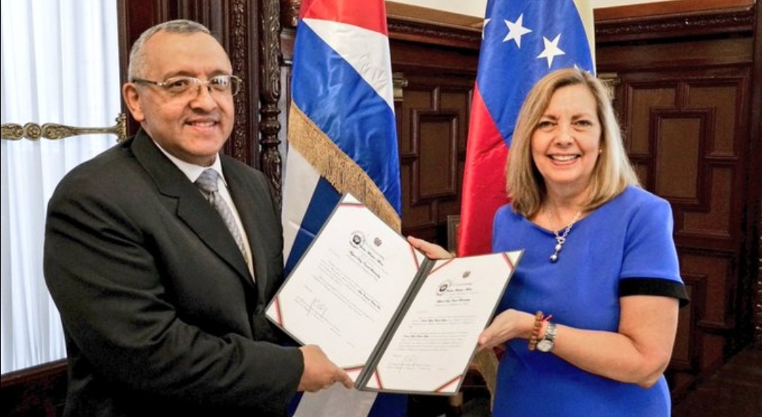 Embajador Orlando Maneiro Gaspar presenta Copias de Estilo en La Habana