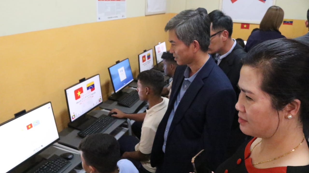 Embajador de Vietnam en Venezuela inaugura sala tecnológica en Caracas