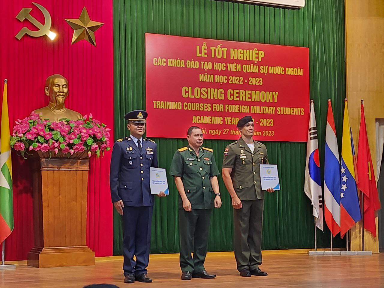 Oficiales de la FANB culminan con éxito especialización en idioma vietnamita
