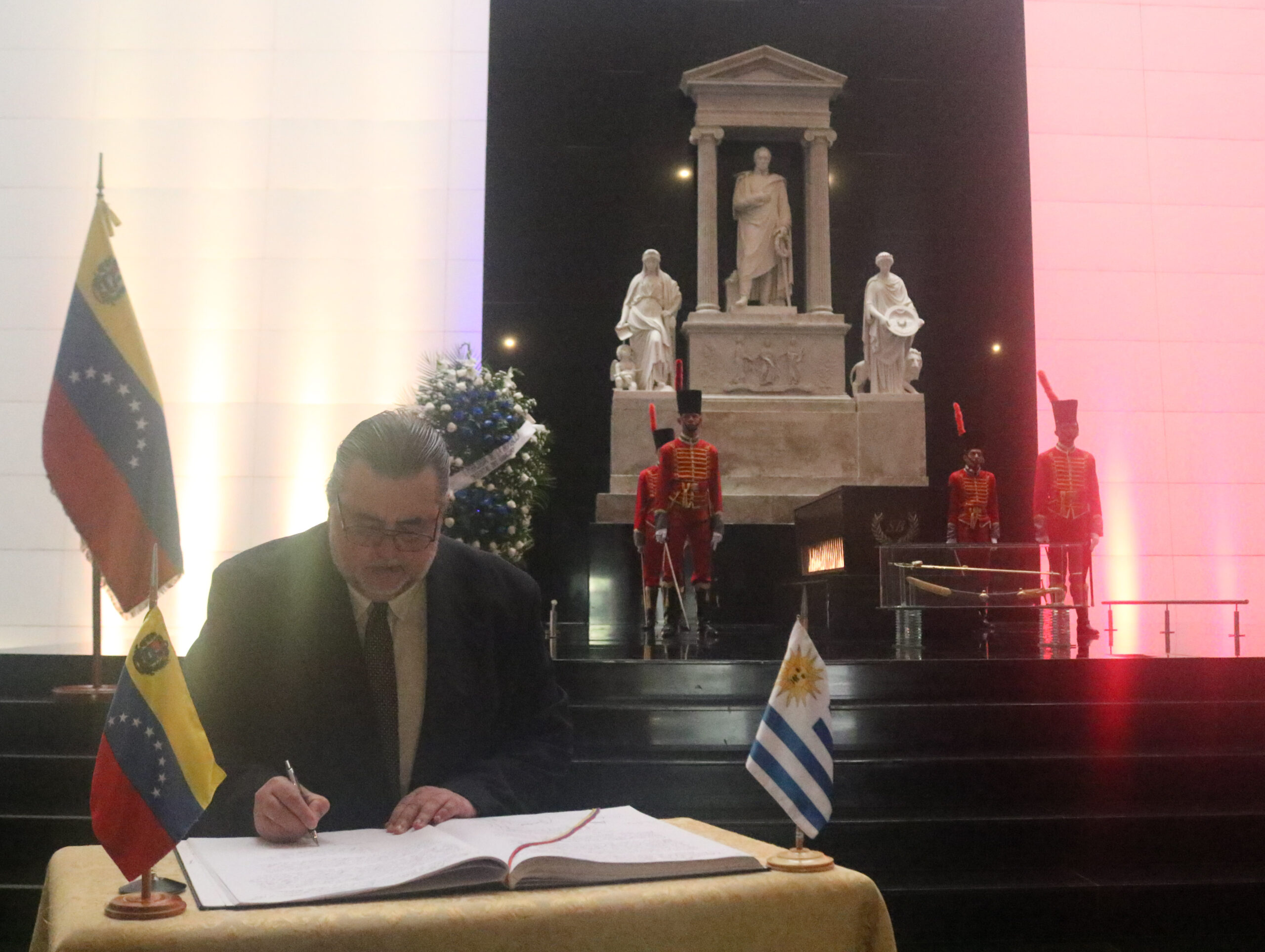 Embajador de Uruguay en Venezuela rinde honores a Bolívar con ofrenda floral