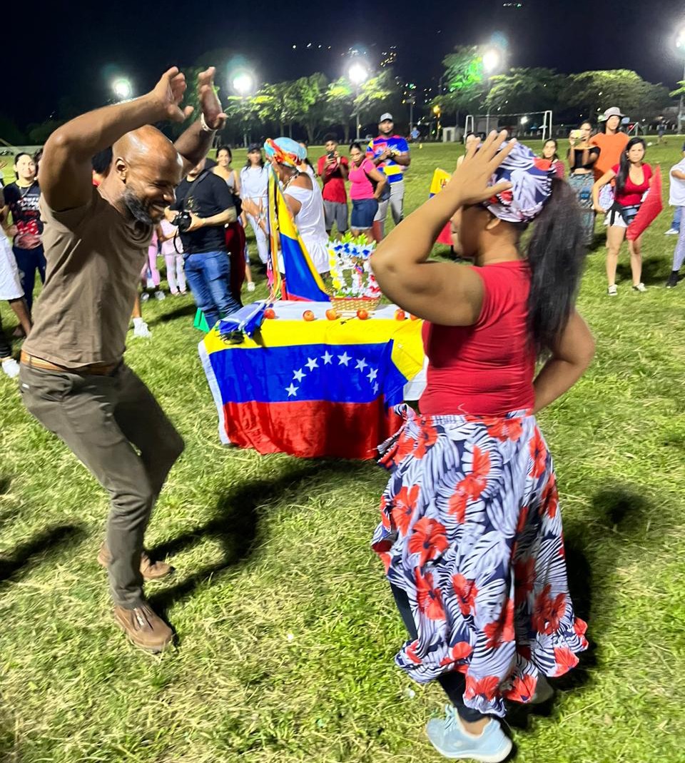 San Juan Bautista baila en el Parque «Nelson Mandela» de Puerto España