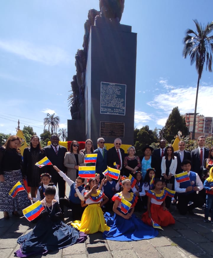 Ofrendas florales a Bolívar en Quito por la independencia de Venezuela