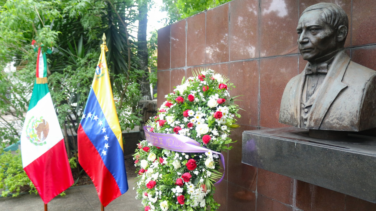 Embajada de México en Venezuela realizó ofrenda floral en honor a Benito Juárez por aniversario de su fallecimiento