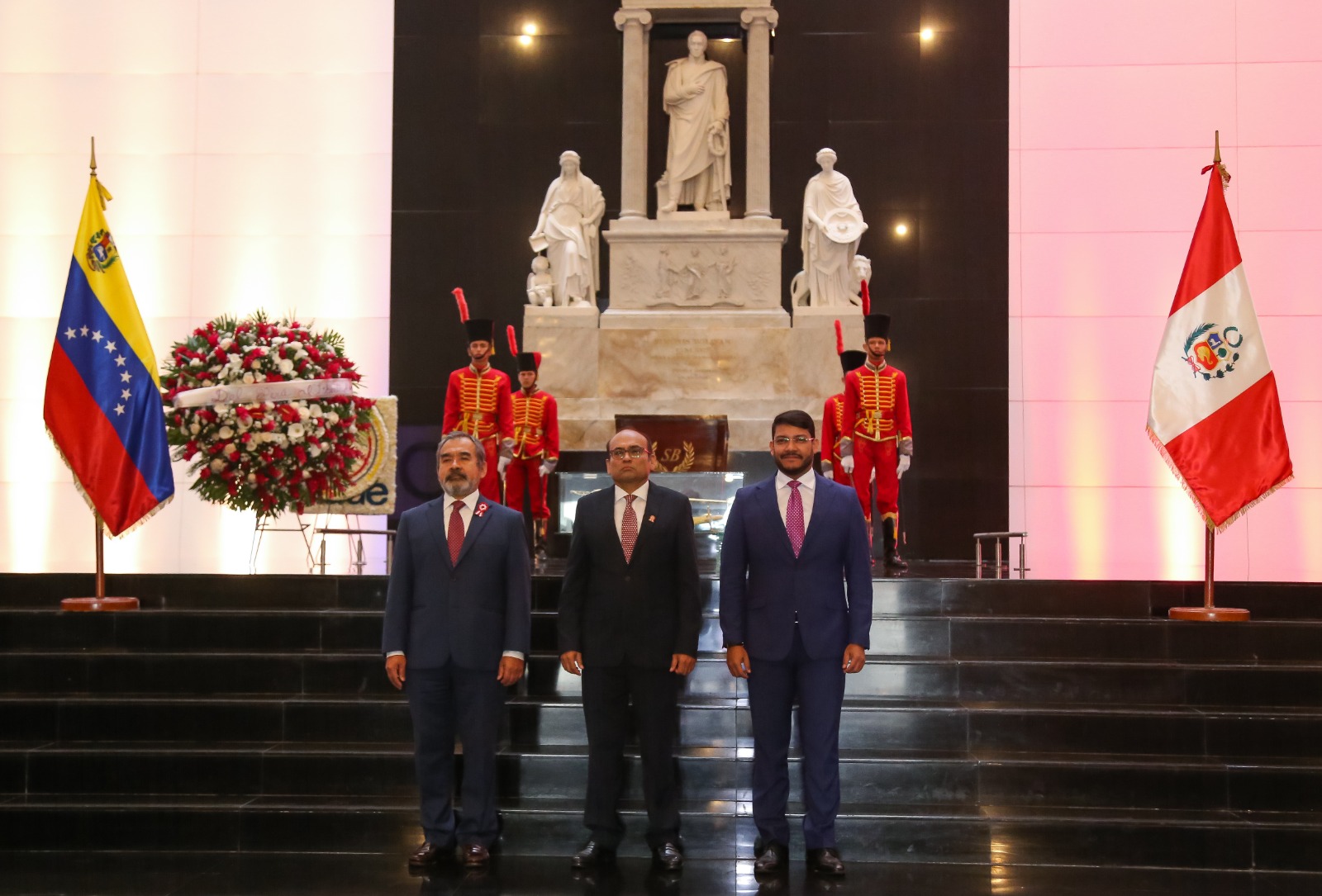 Con ofrenda floral al Libertador Simón Bolívar conmemoran en Caracas el 202º aniversario de la Independencia del Perú