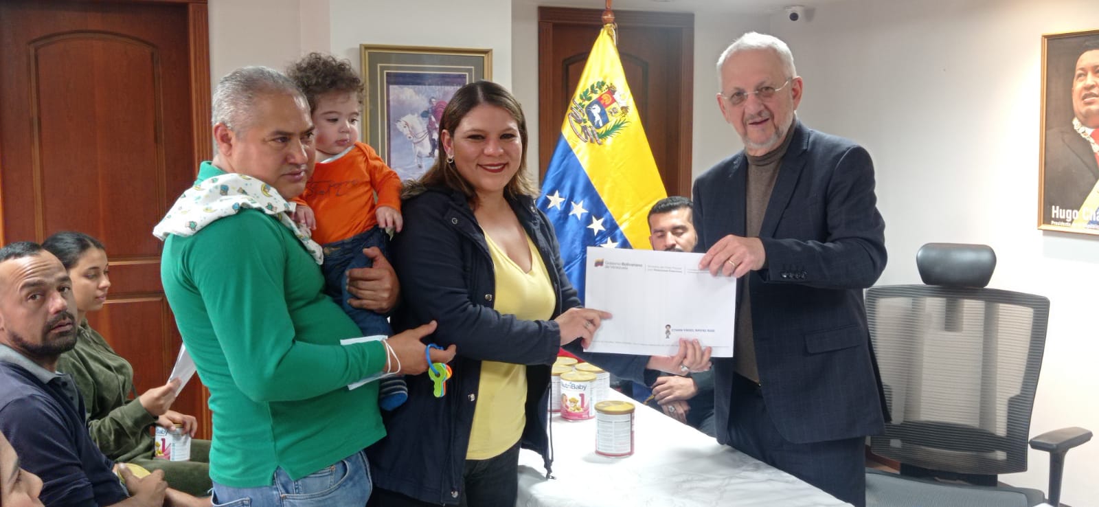 Consulado de Venezuela entrega certificados de nacimiento en Quito