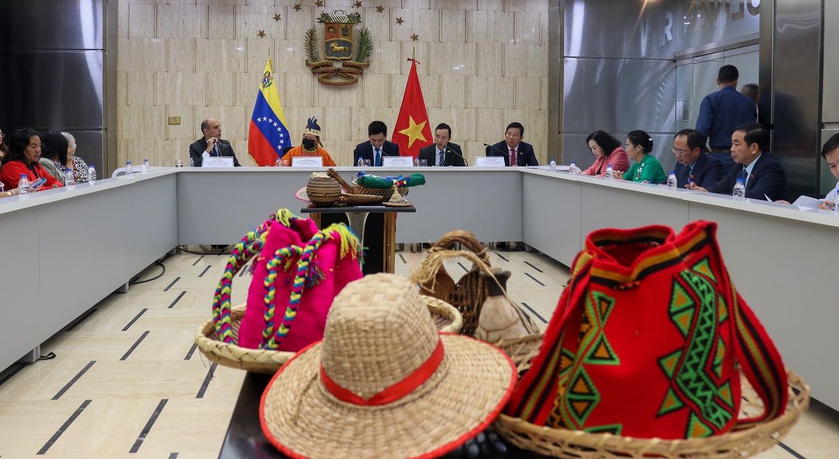 Delegaciones parlamentarias de Venezuela y Vietnam intercambian experiencias para la protección de pueblos originarios