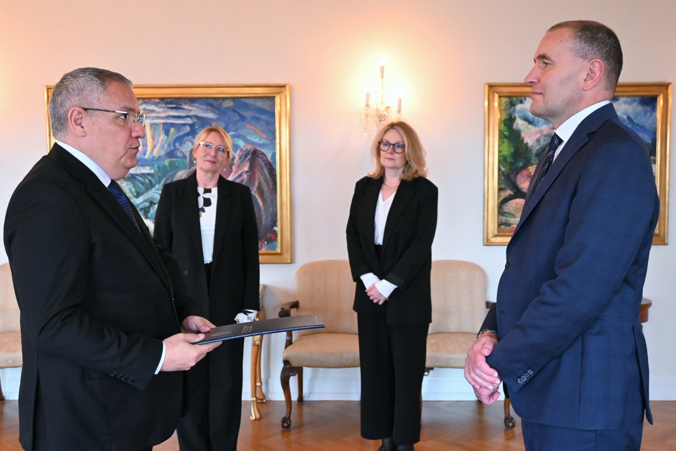 Embajador de Venezuela entrega credenciales ante el Presidente de Islandia