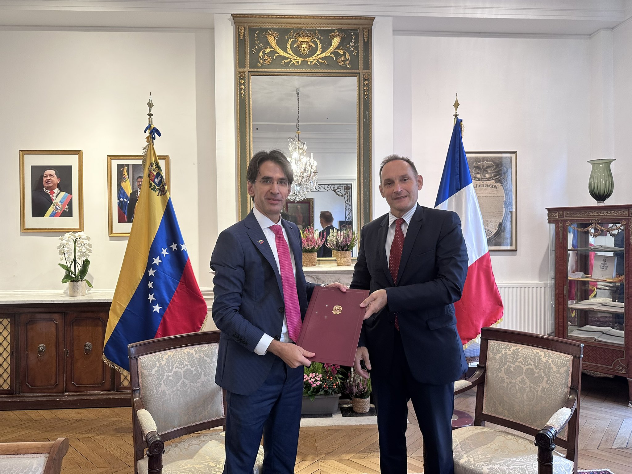 Embajador Arturo Gil entregó Copias de Estilo ante el Ministerio de Asuntos Exteriores de Francia