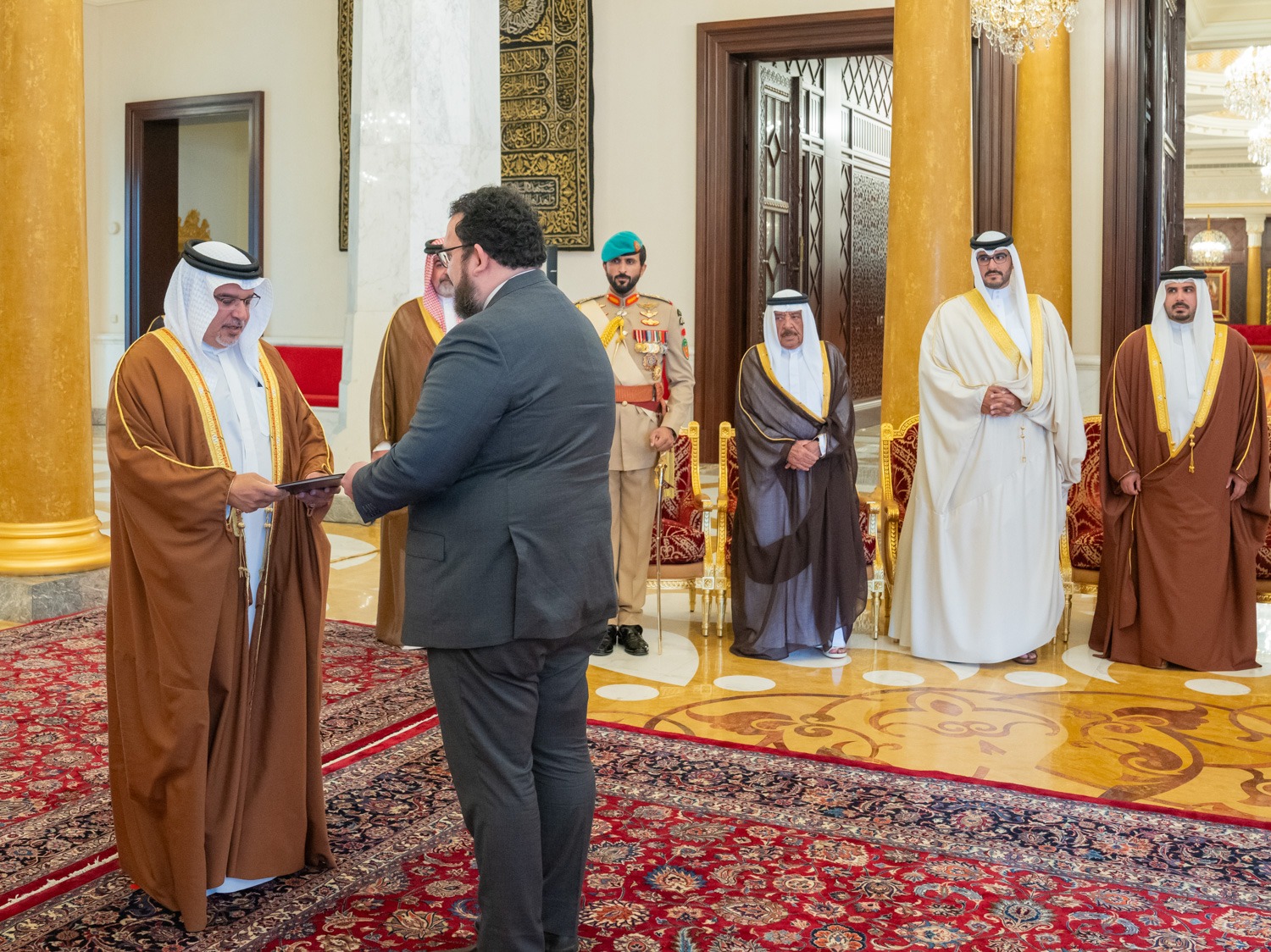 Embajador David Velásquez entrega Cartas Credenciales ante el Reino de Bahrein