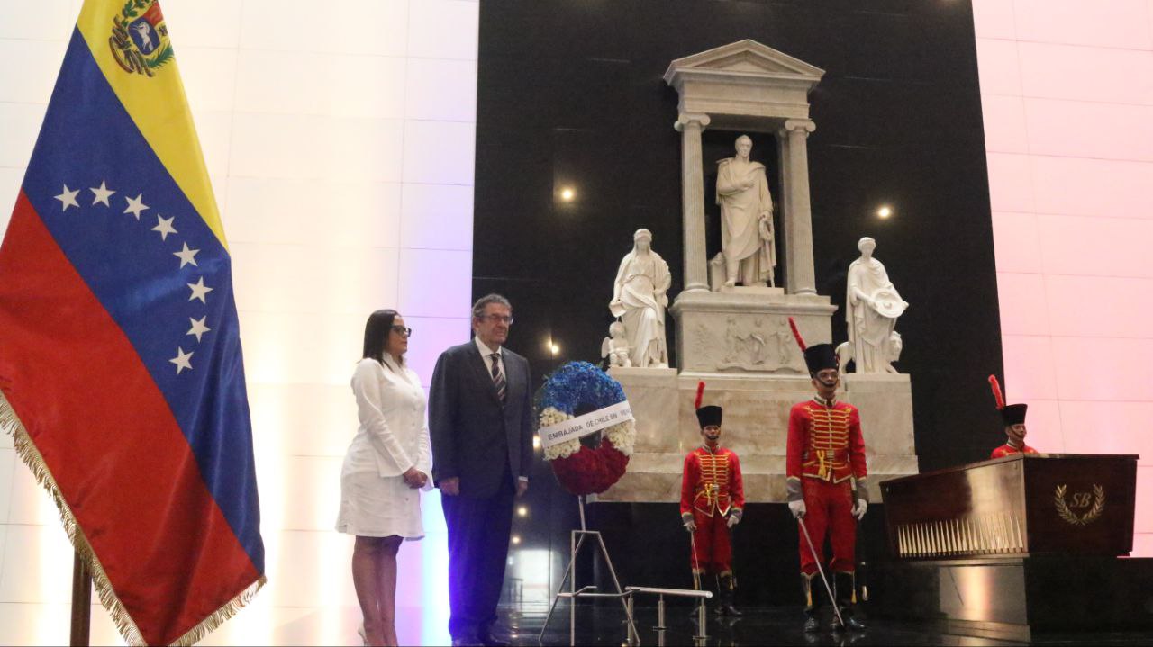 Embajada de Chile en Venezuela rinde honores al Libertador Simón Bolívar en Panteón Nacional