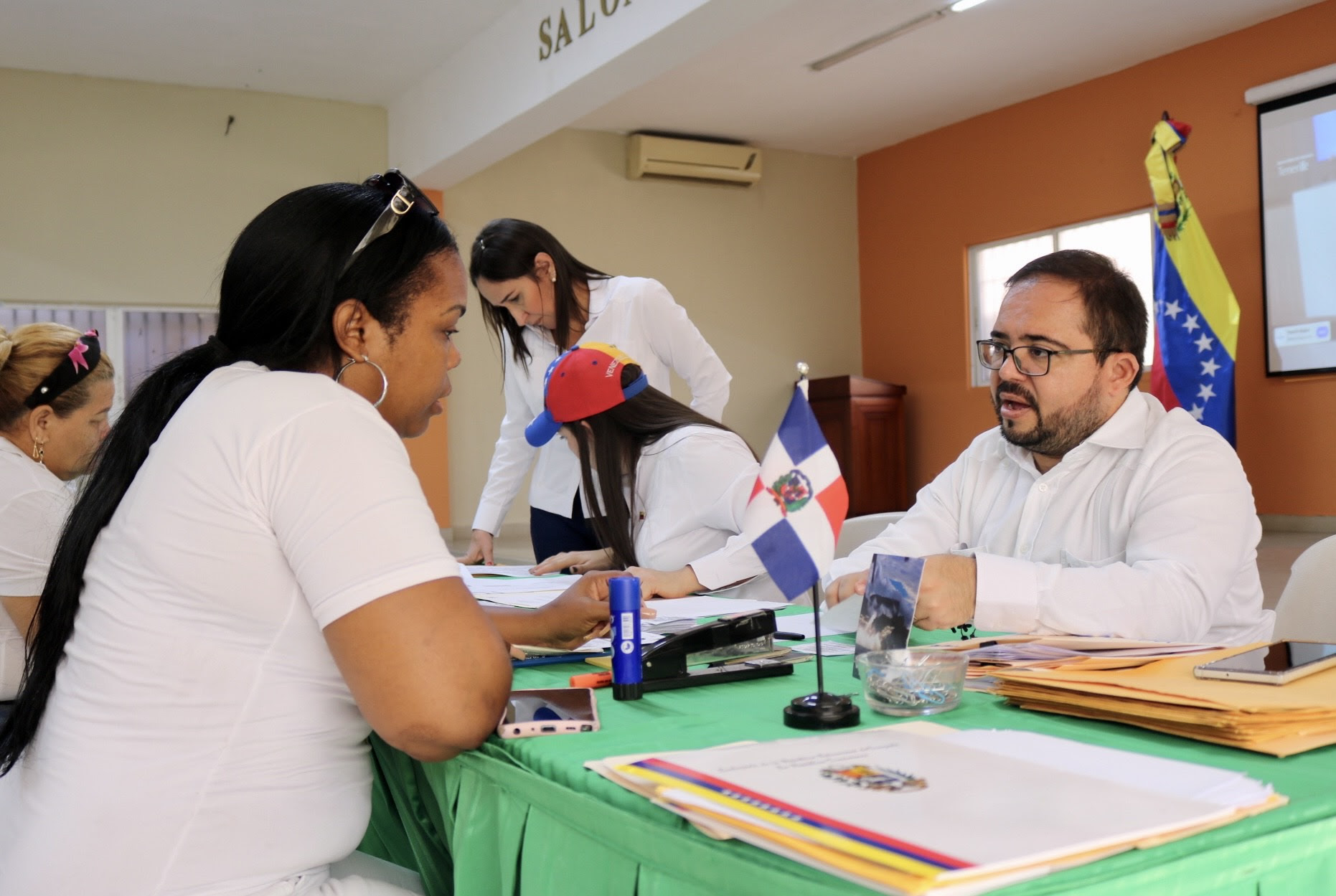 Embajada venezolana organizó con éxito Primera Jornada de Atención Consular Móvil en Zona Sur de República Dominicana