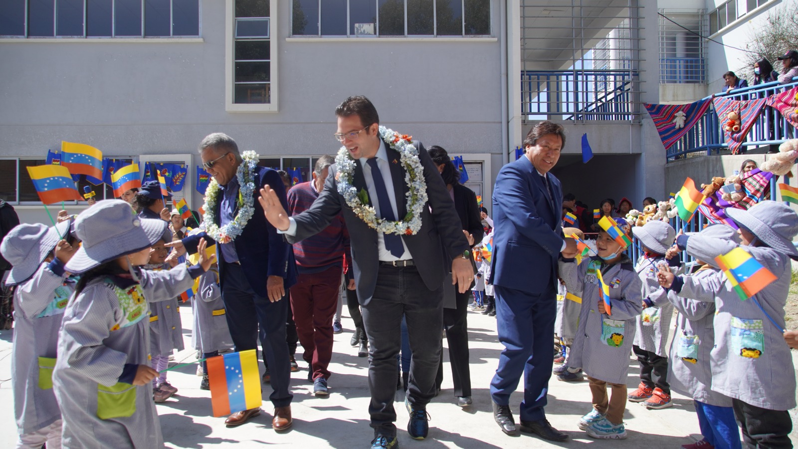 Escuela “Hugo Chávez” de Bolivia recibe donativo de Venezuela