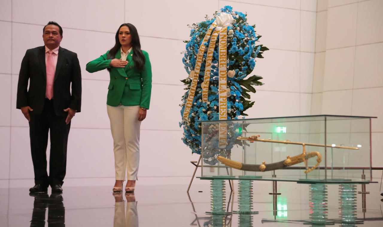 Embajadora Romero honra con ofrenda floral al Libertador Simón Bolívar por el Día Nacional de Honduras