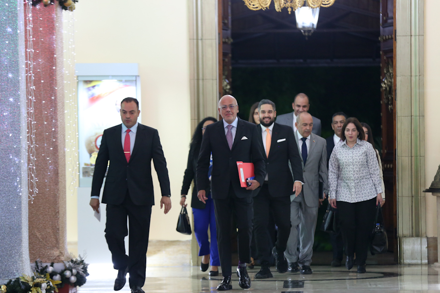 Presidente Maduro sostiene conversatorio con integrantes de la Comisión de Diálogo
