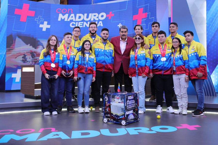Presidente Maduro compartió con campeones de robótica