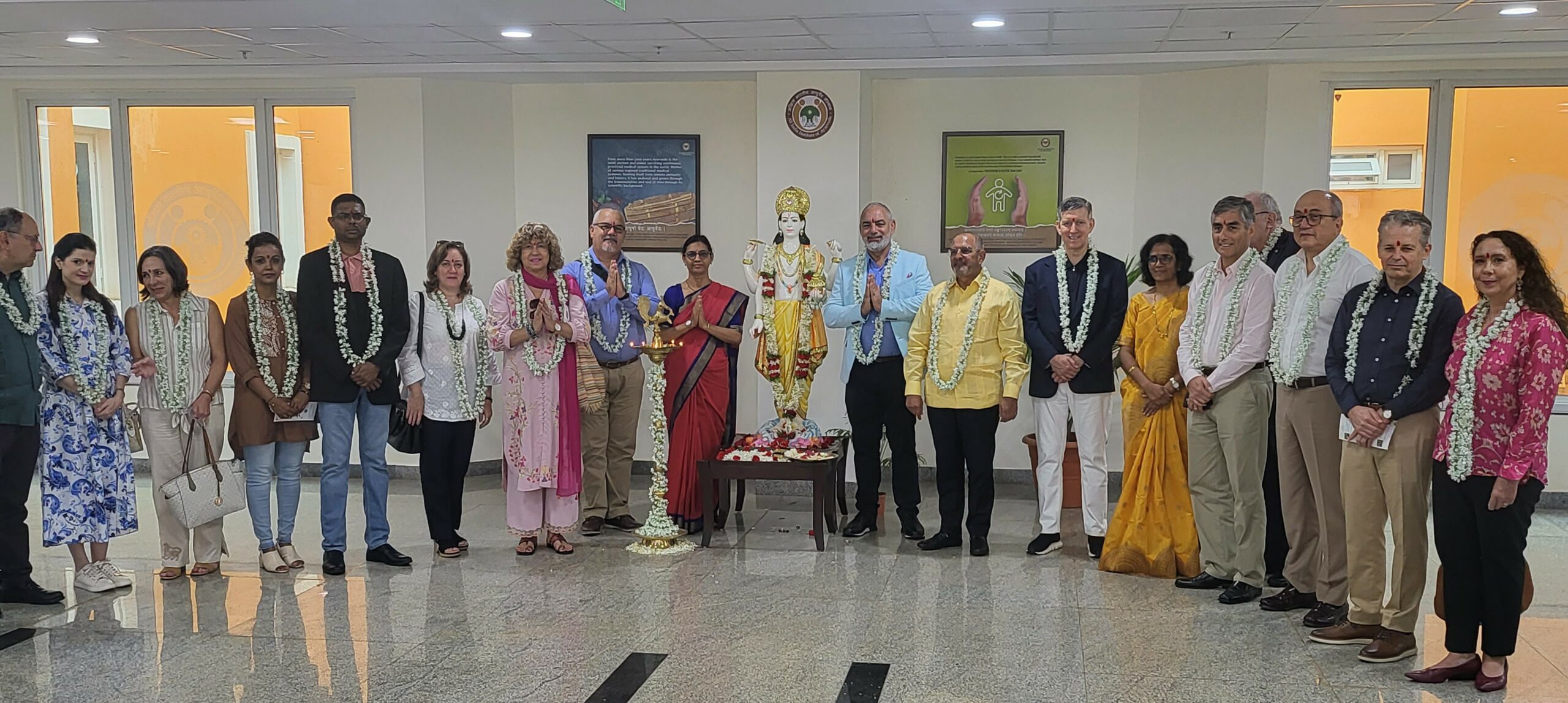 Embajadora venezolana participa en visita a Instituto de Ayurveda de la India