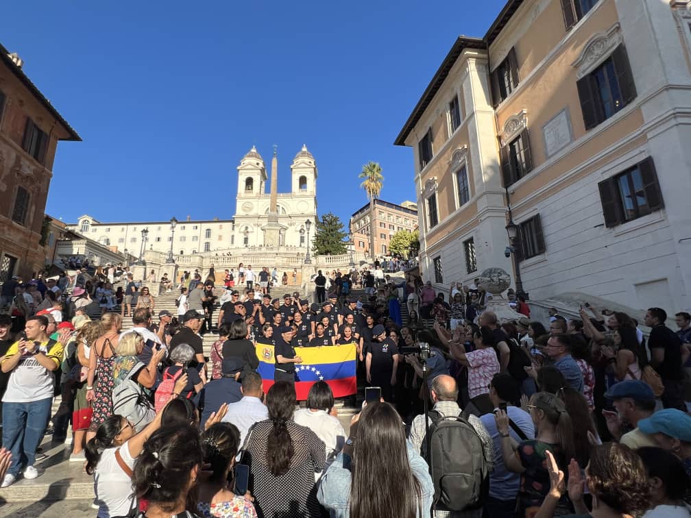 Emblemática Plaza España de Roma ovaciona al Orfeón de la UCV