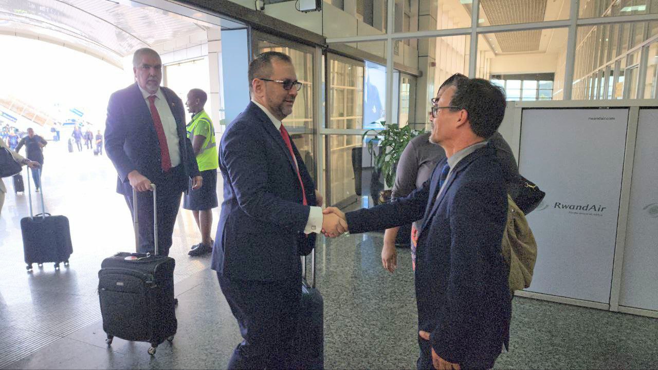 Canciller Yván Gil arriba a Ruanda para avanzar en relaciones de cooperación
