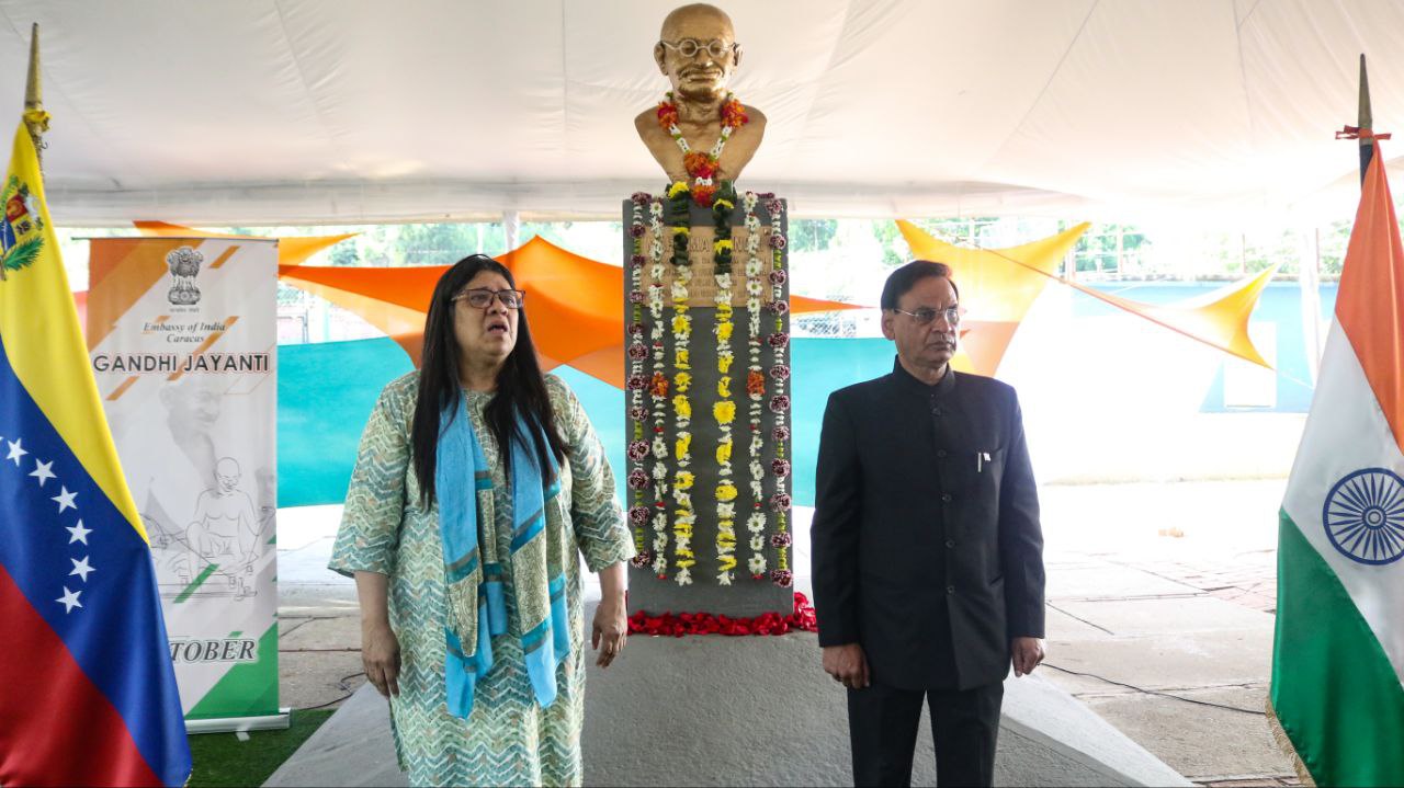 Embajador indio homenajeó al Líder Mahatma Gandhi ante su busto en Caracas
