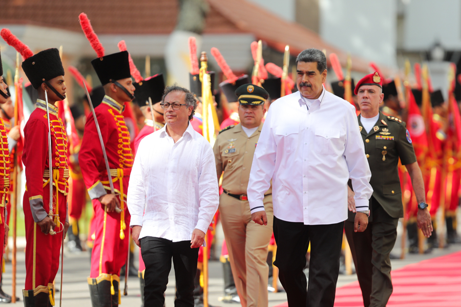 En visita oficial, presidente Gustavo Petro es recibido en Miraflores