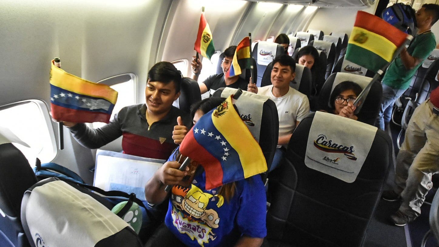 Venezuela y Bolivia fortalecen cooperación educativa con la llegada de becarios bolivianos a Caracas