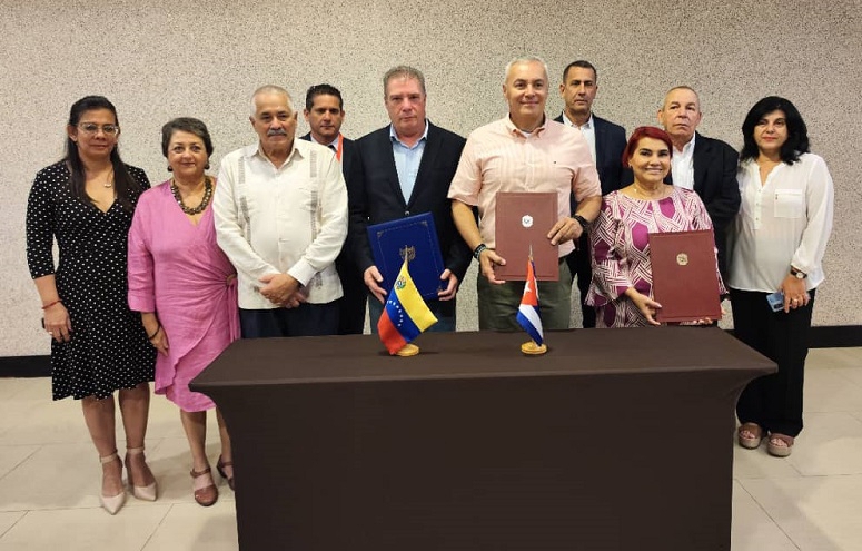 Venezuela y Cuba firman acuerdos de cooperación comercial y turística