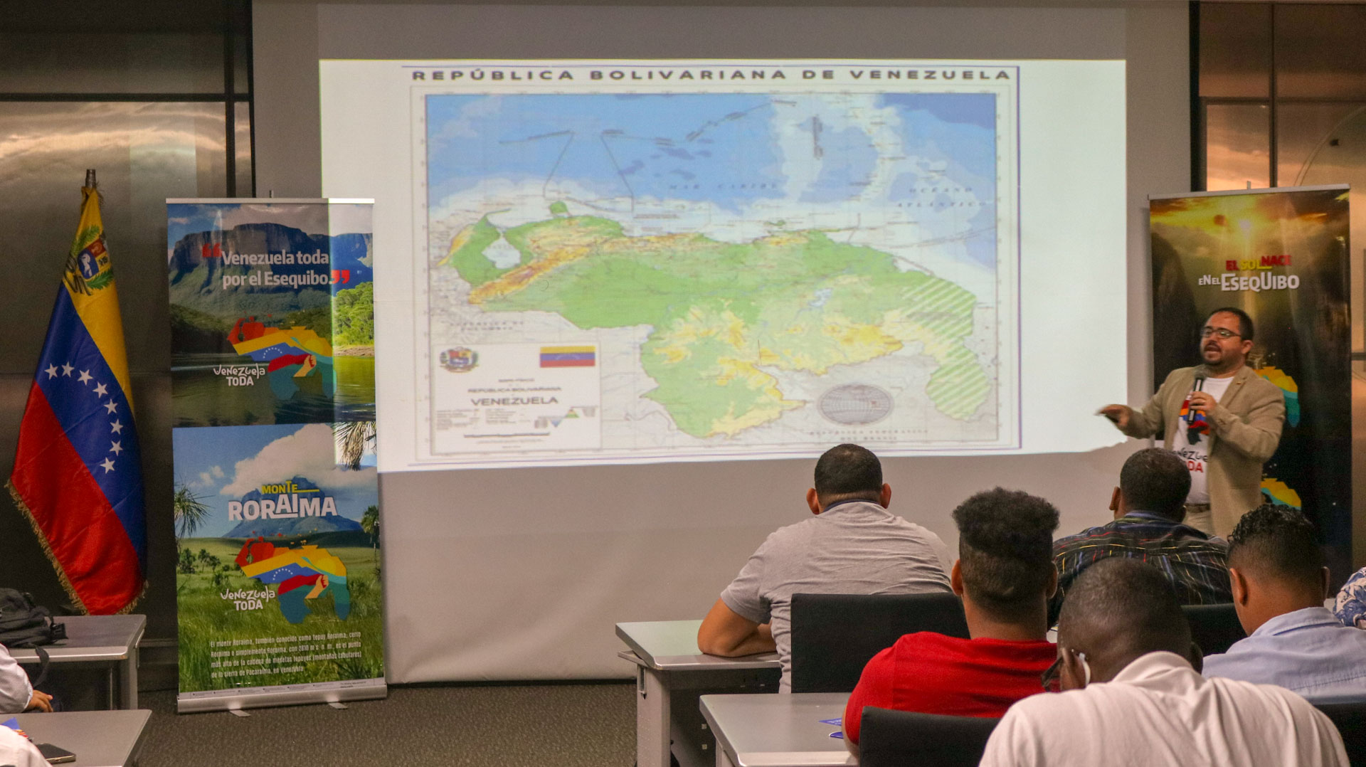 Estudiantes de la Universidad Autónoma de Santo Domingo conocieron verdad sobre la Guayana Esequiba