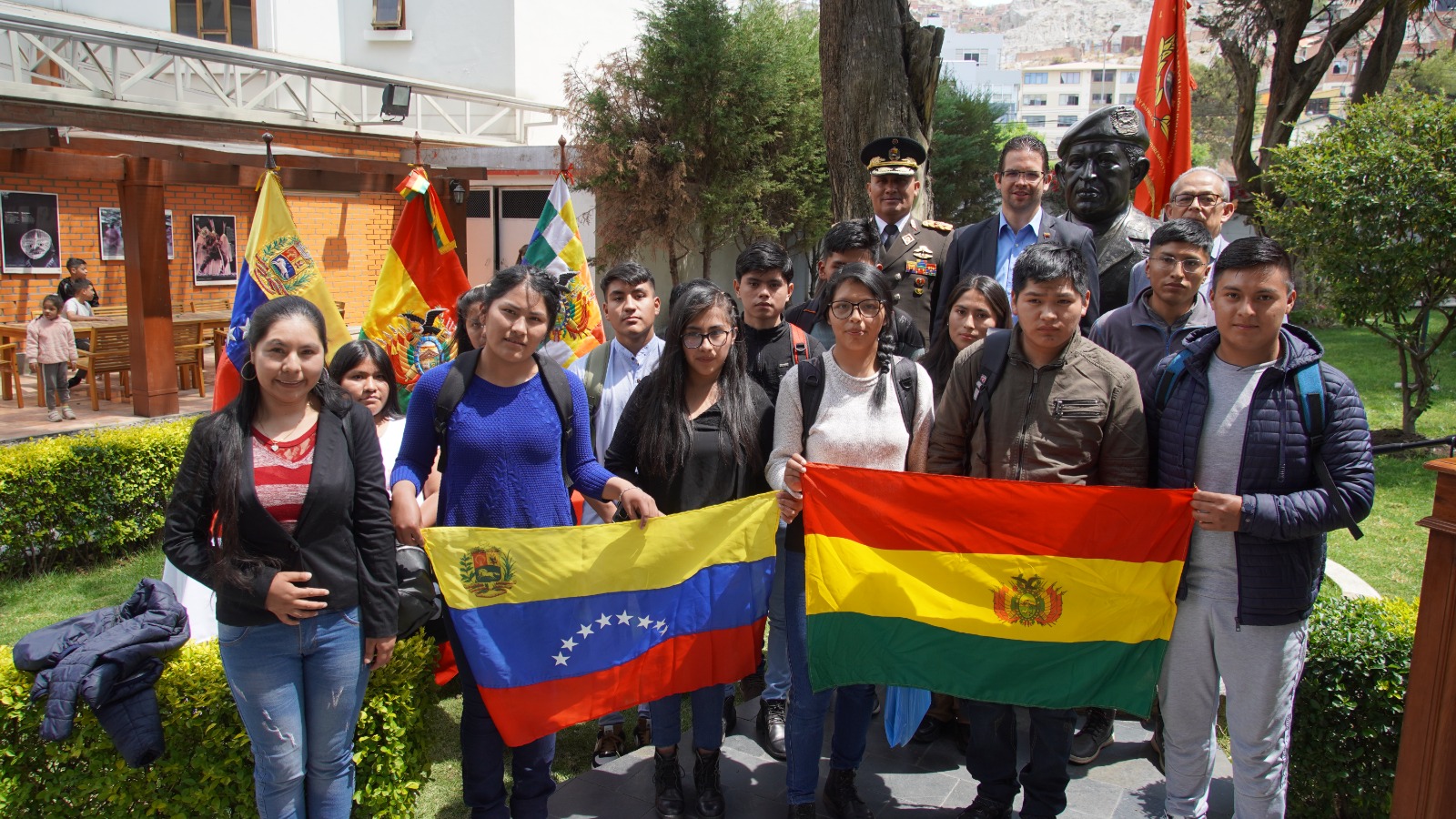 Abanderan a estudiantes bolivianos que cursarán estudios de Medicina en Venezuela