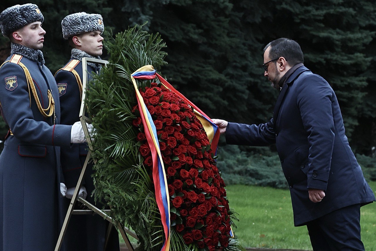 Canciller Yván Gil rindió homenaje con ofrenda floral al Soldado Desconocido en Moscú