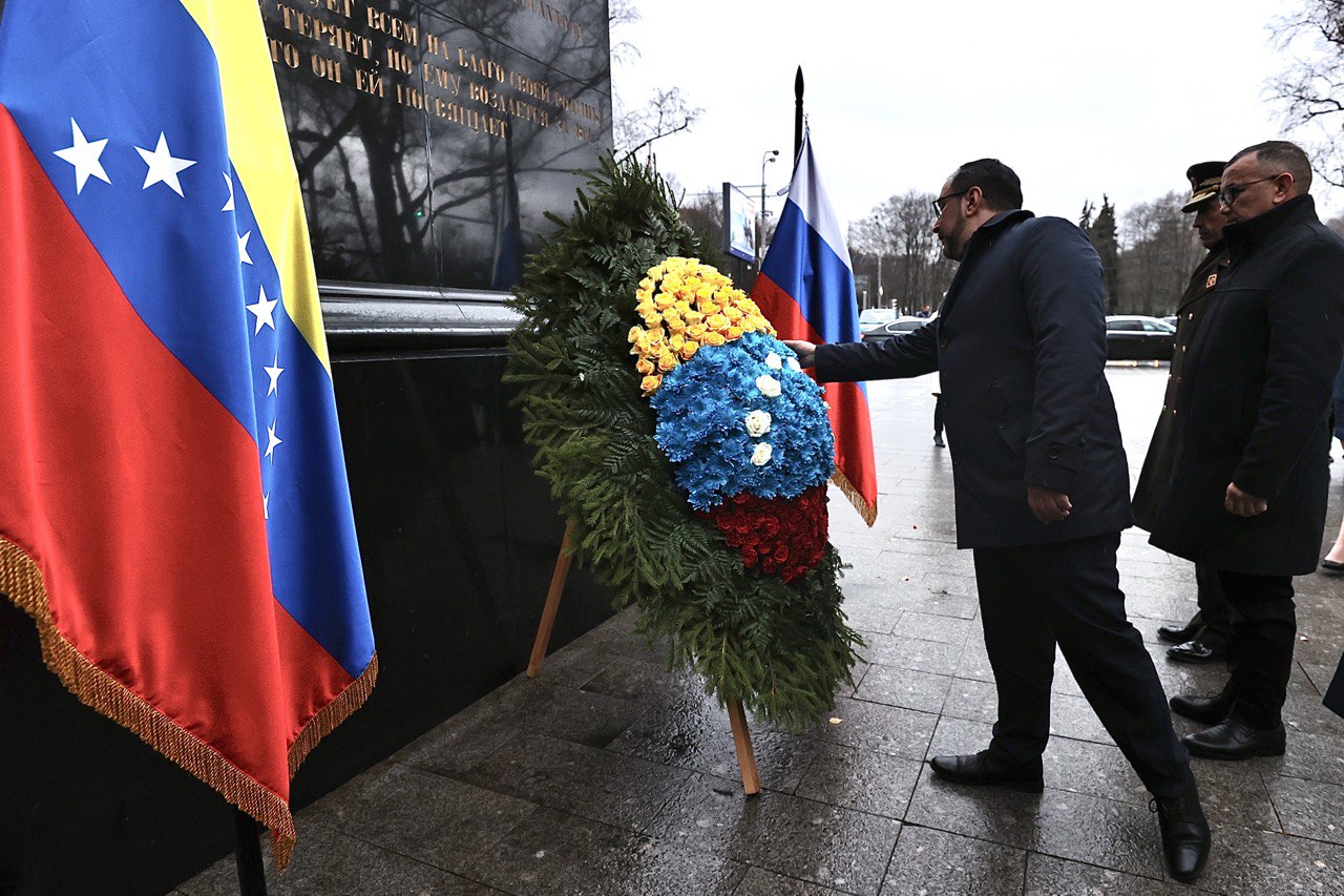 Canciller Yván Gil rinde honores al Libertador en Plaza Bolívar de Moscú