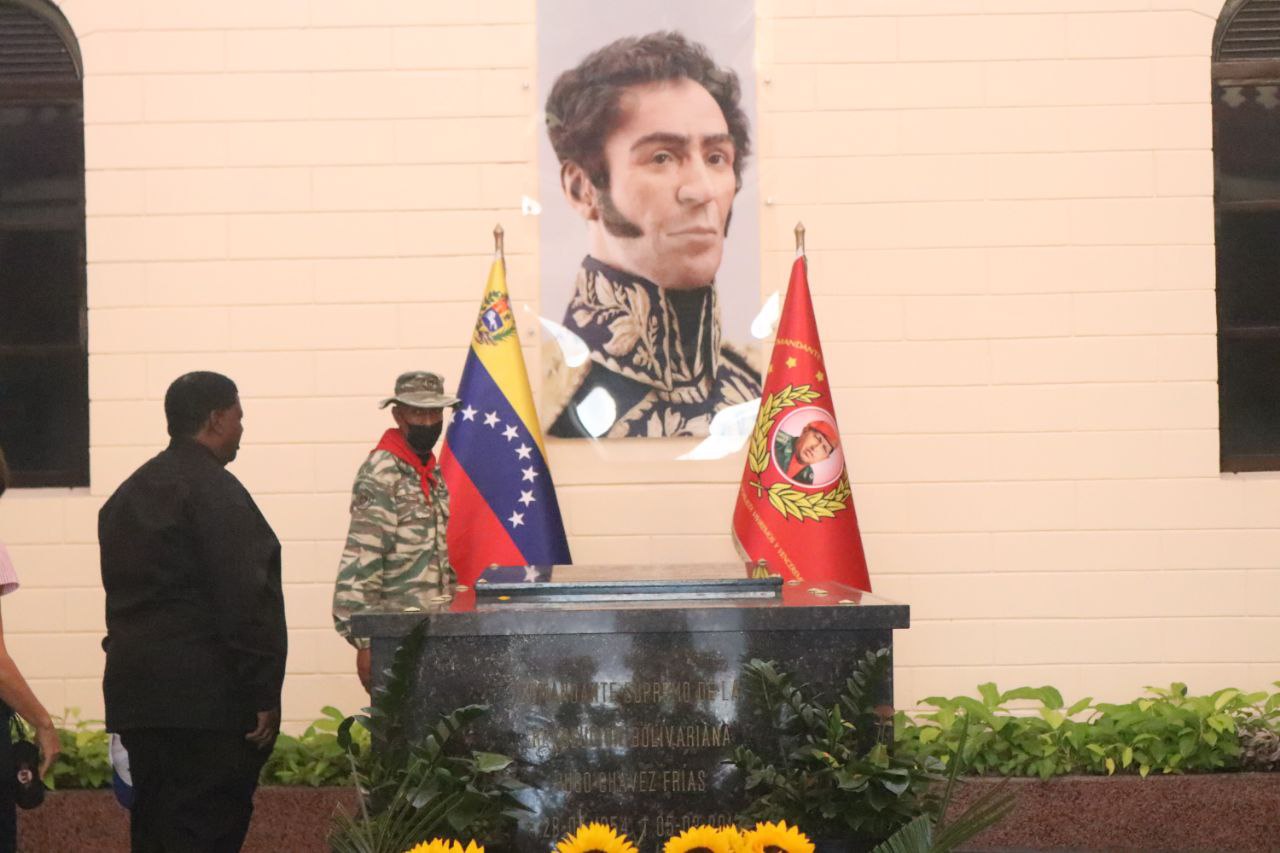 Delegación del Ministerio del Trabajo de Namibia rindió tributo al Comandante Chávez en el Cuartel 4F