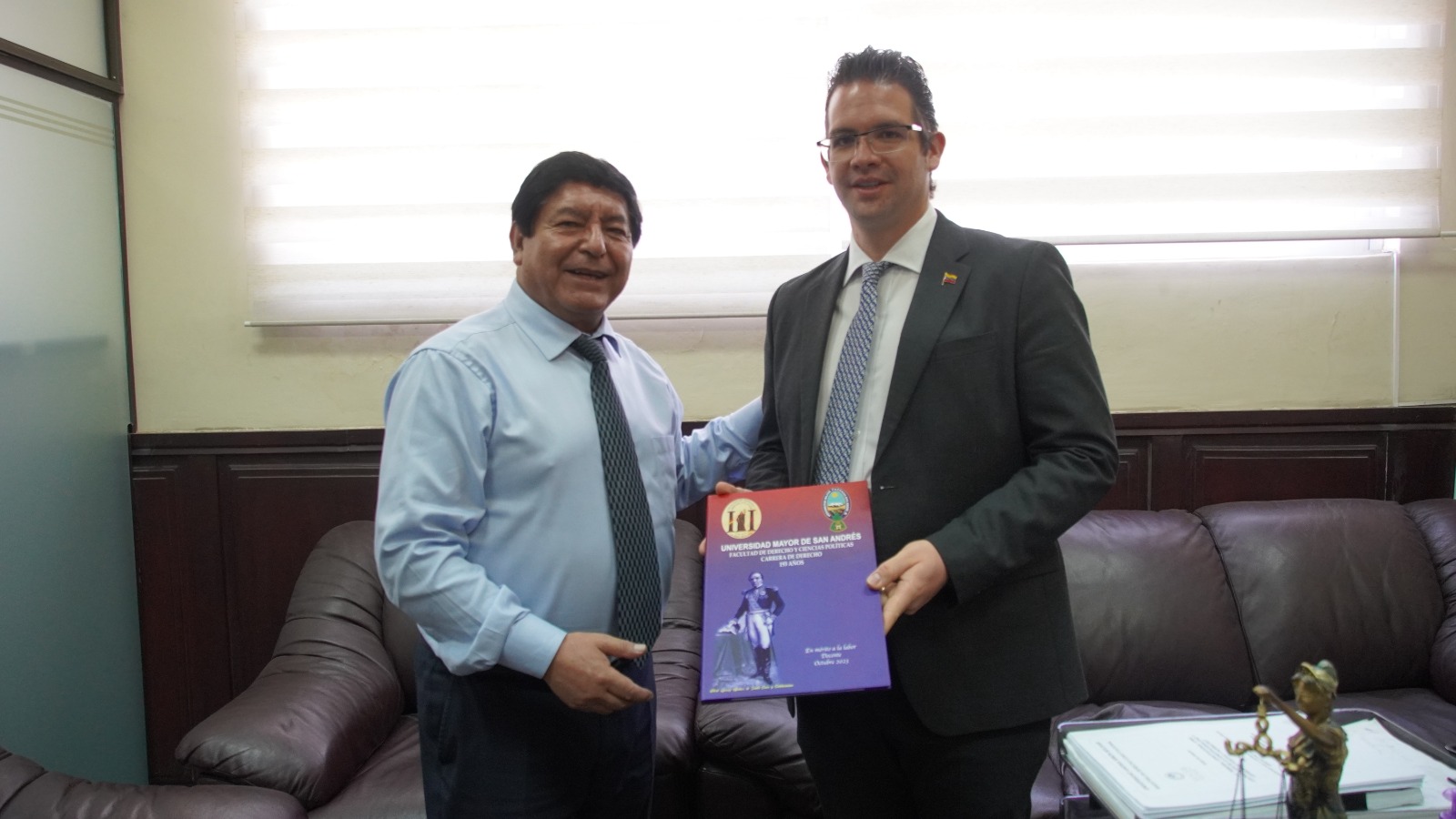 Venezuela recibe reconocimiento de la Escuela de Derecho de la Universidad Mayor de San Andrés  