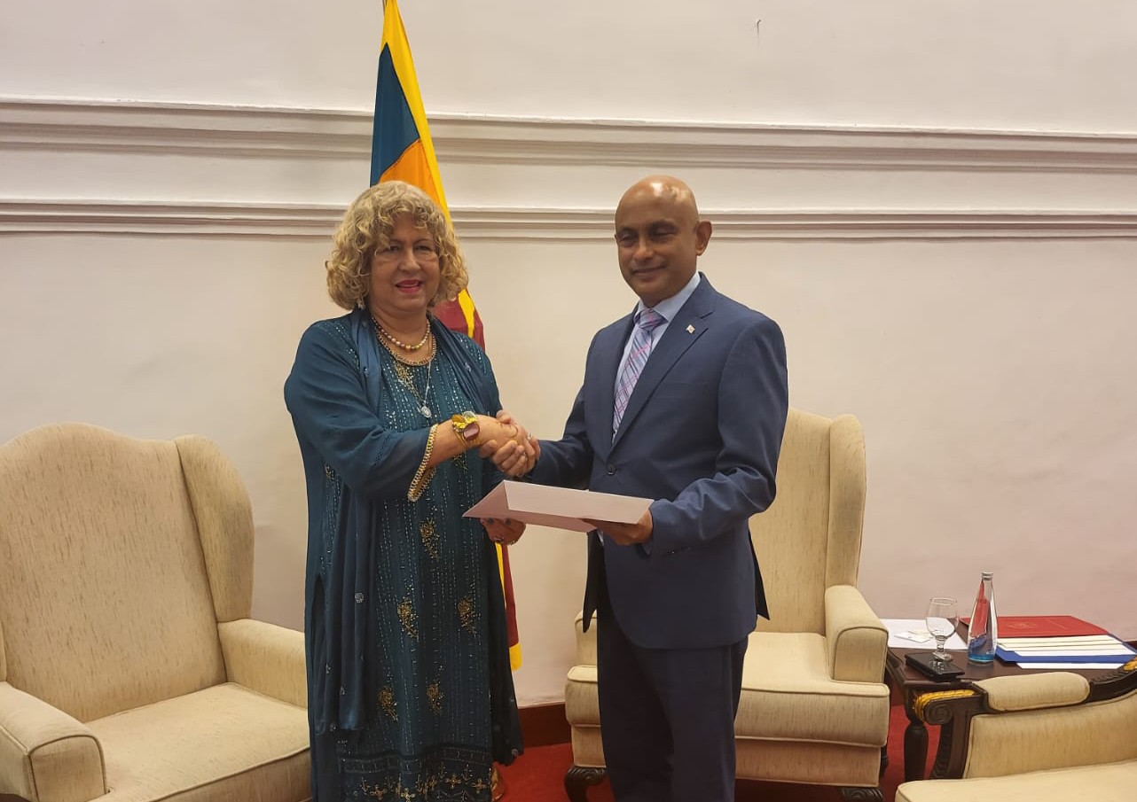Embajadora Capaya Rodríguez presenta Copias de Estilo ante Cancillería de Sri Lanka
