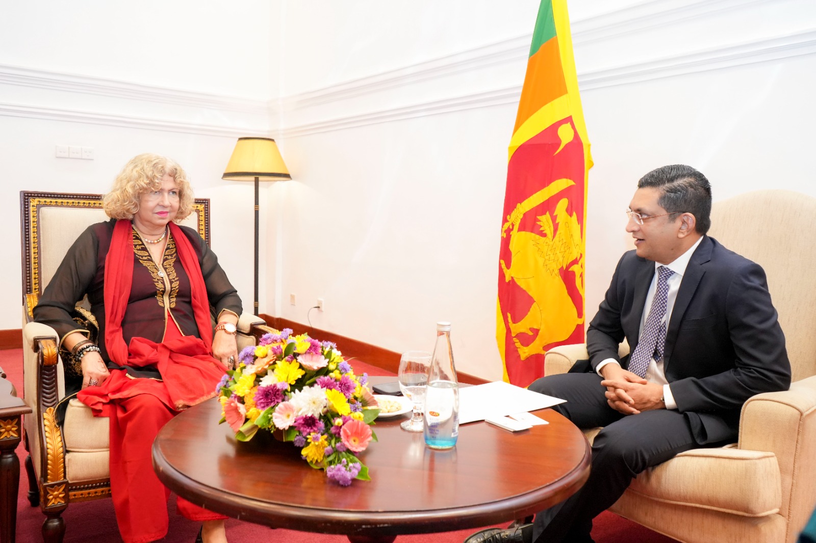 Embajadora venezolana se reúne con Canciller de Sri Lanka para estrechar relaciones