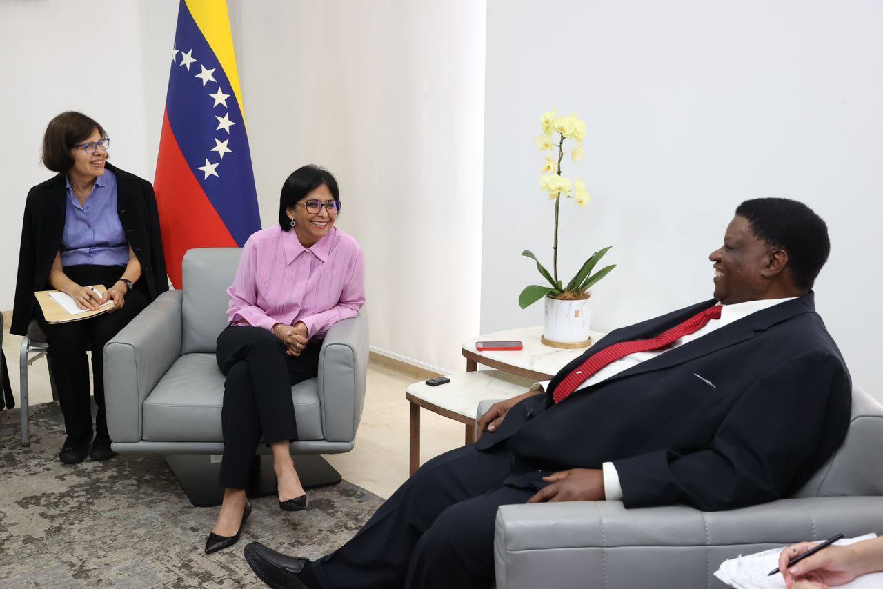 Ministro de trabajo de Namibia fue recibido por la Vicepresidenta Delcy Rodríguez