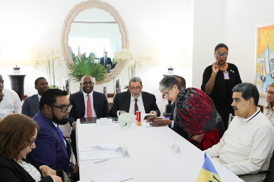 Presidentes de Venezuela y Guyana inician diálogo de alto nivel en Kingstown