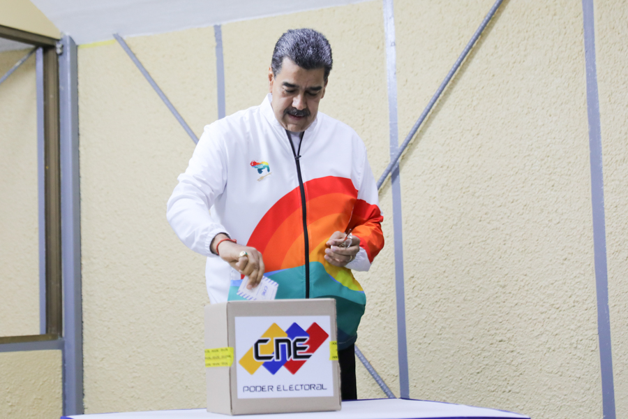 Presidente Nicolás Maduro ejerce su derecho al voto en el referéndum consultivo