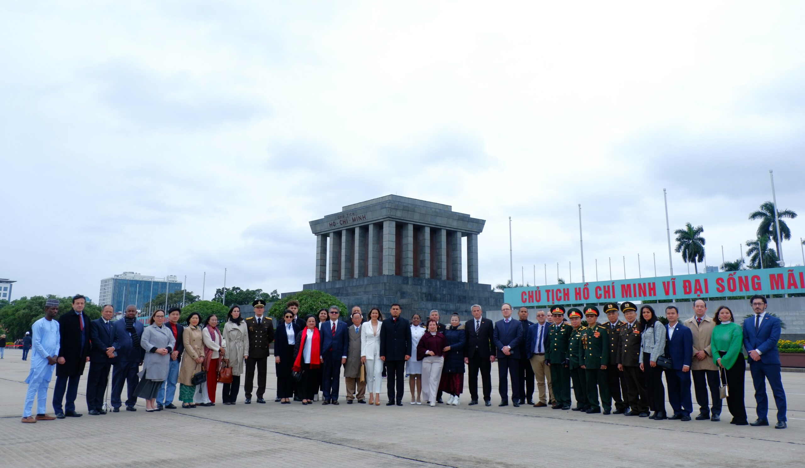 Venezuela rememora al Libertador Simón Bolívar y celebra 34 años de fructífera relación con Vietnam