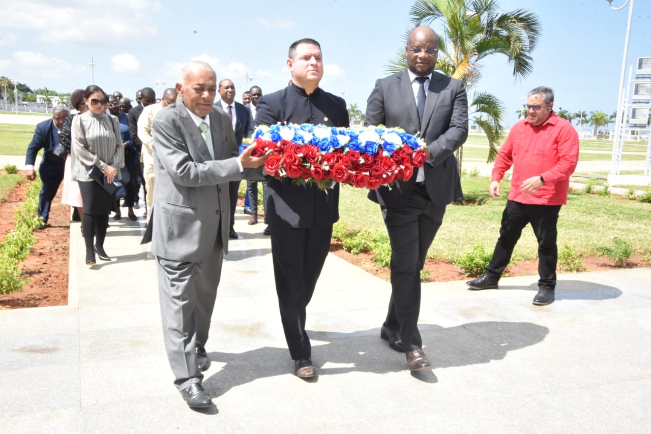 Con ofrenda floral conmemoran en Angola 193° aniversario de la partida física del Libertador Simón Bolívar