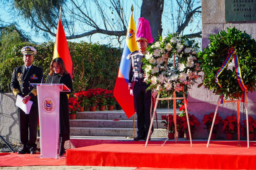 Embajada de Venezuela en España realiza ofrenda floral en honor al Padre de la Patria